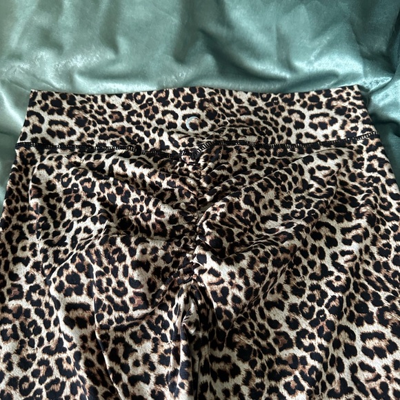 ZYIA scrunchy what leopard print leggings - Picture 3 of 3